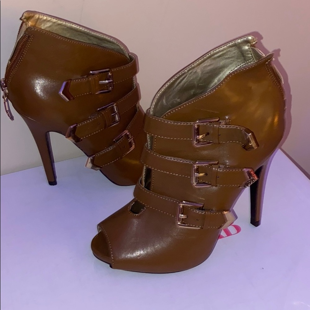 Lovely, dark tanned high heels